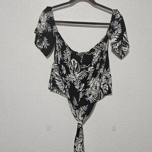 Tyche cropped off shoulder tie front aloha print top size large